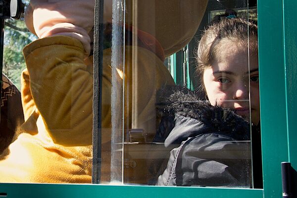 Девочка с синдромом Дауна в детском поезде в парке Мтацминда. - Sputnik Грузия