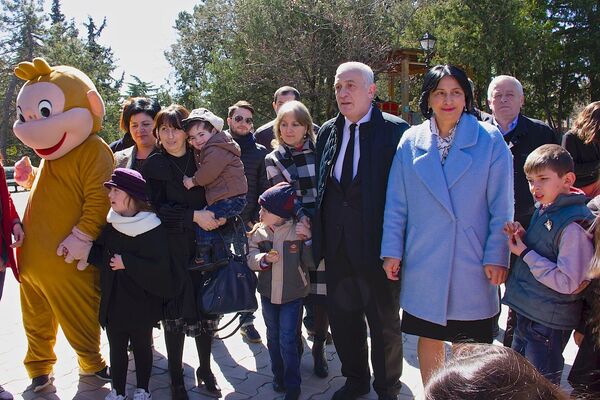 Представители городского совета (Сакребуло) Тбилиси вместе с детьми, которые побывали в парке Мтацминда в Международный день людей с синдромом Дауна. - Sputnik Грузия