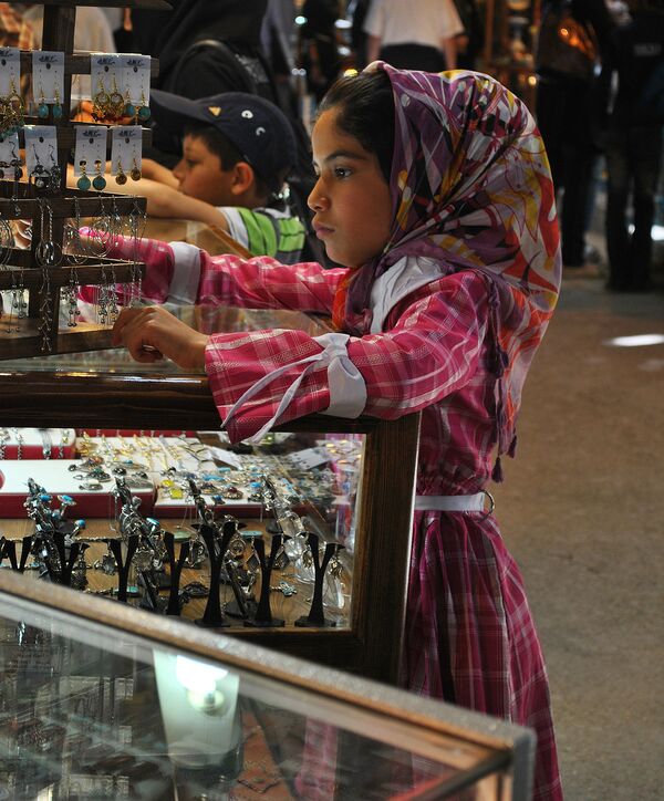 Девочка рассматривает украшения на базаре города Исфахана. - Sputnik Грузия