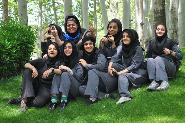 Студентки в Тегеране. Несмотря на строгие правила в одежде, эти иранские девушки были отнюдь не против того, чтобы их фотографировали. - Sputnik Грузия