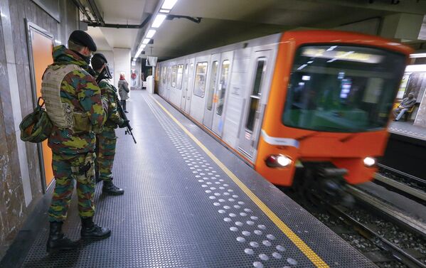 Сотрудники бельгийской полиции в метро Брюсселя после взрыва. - Sputnik Грузия