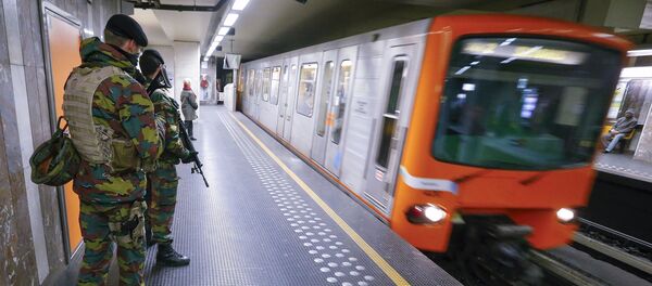 Сотрудники бельгийской полиции в метро Брюсселя - Sputnik Грузия