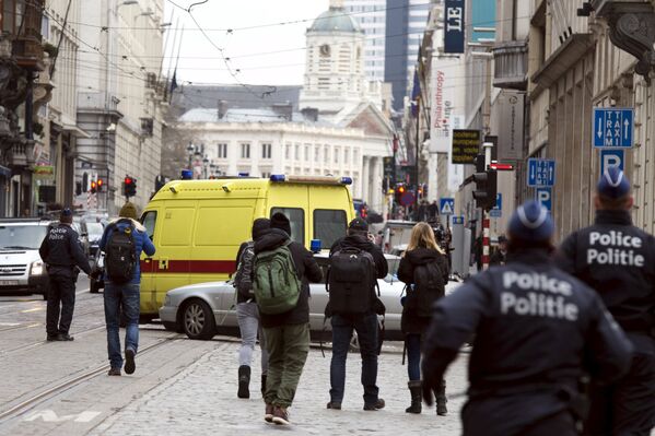 Сотрудники бельгийской полиции на улицах Брюсселя после взрывов. - Sputnik Грузия