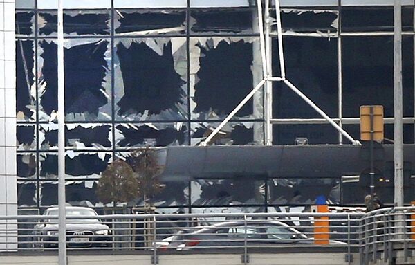 Выбитые стекла - международный аэропорт Брюсселя после взрыва. - Sputnik Грузия