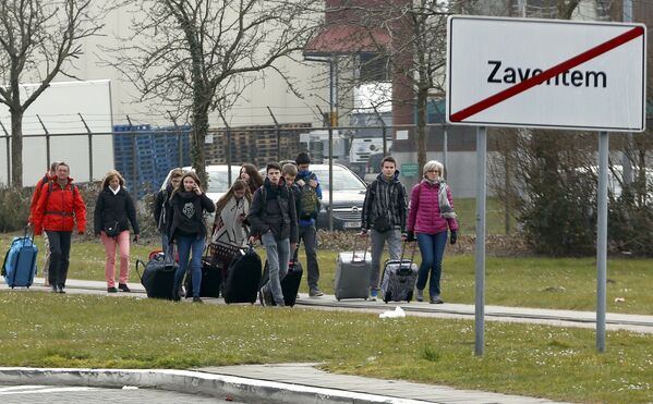 Люди покидают международный аэропорт Брюсселя после взрыва. - Sputnik Грузия