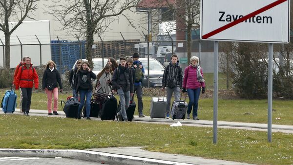 Люди покидают международный аэропорт Брюсселя после взрыва - Sputnik Грузия