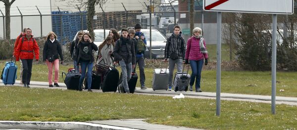 Люди покидают международный аэропорт Брюсселя после взрыва - Sputnik Грузия