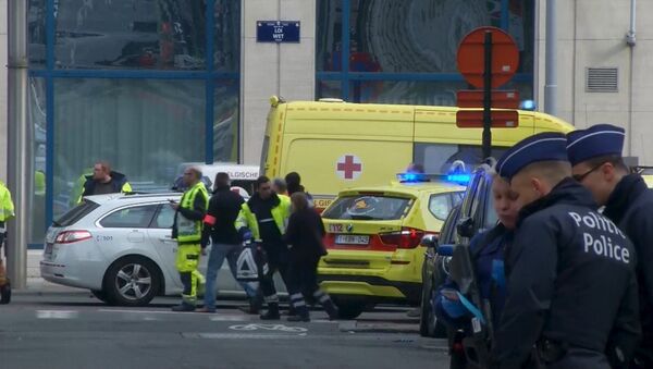 Полиция и сотрудники чрезвычайной службы на улице Брюсселя после взрывов - Sputnik Грузия