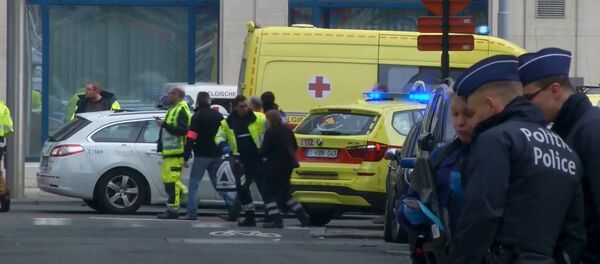 Полиция и сотрудники чрезвычайной службы на улице Брюсселя после взрывов - Sputnik Грузия