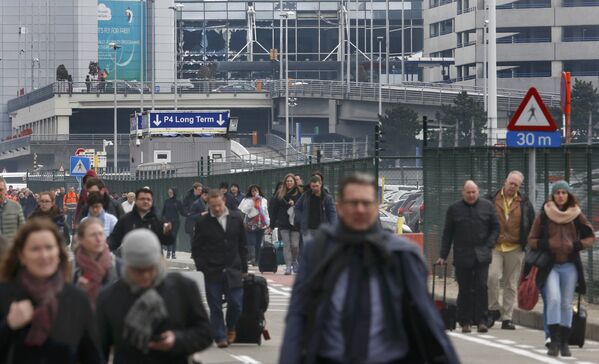 Люди покидают международный аэропорт Брюсселя после взрыва. - Sputnik Грузия