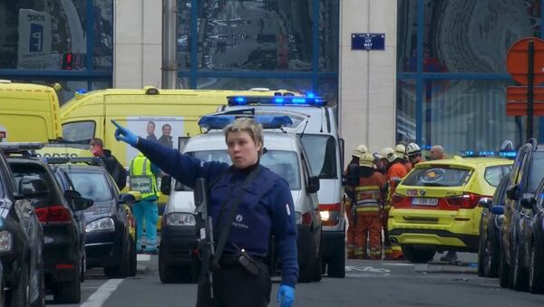 Полиция и сотрудники чрезвычайной службы на улице Брюсселя после взрывов - Sputnik Грузия