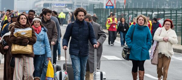 Люди покидают международный аэропорт Брюсселя после взрыва Люди покидают международный аэропорт Брюсселя после взрыва - Sputnik Грузия