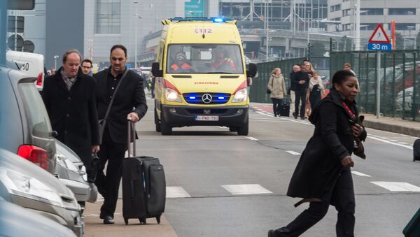 Люди покидают международный аэропорт Брюсселя после взрыва - Sputnik Грузия