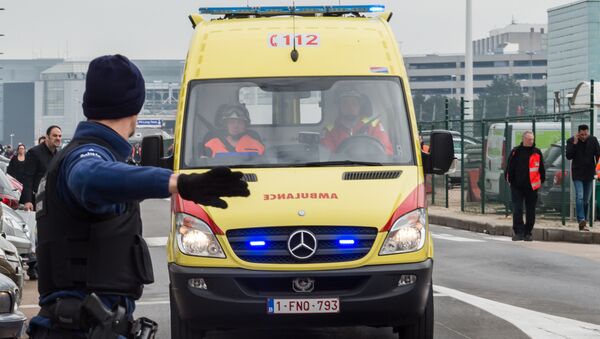 Полиция и сотрудники чрезвычайной службы у аэропорта Брюсселя после взрыва Полиция и сотрудники чрезвычайной службы у аэропорта Брюсселя после взрыва - Sputnik Грузия