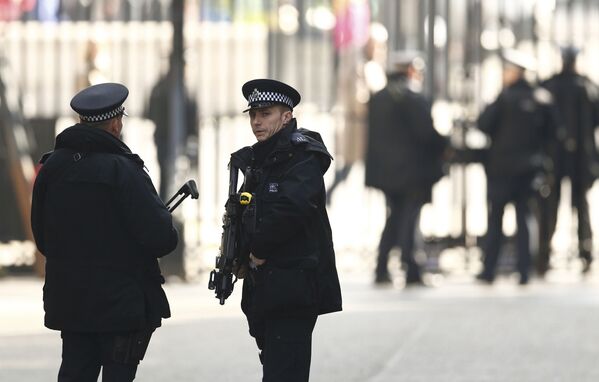 Вооруженная полиция патрулирует Лондон после серии взрывов в Брюсселе. - Sputnik Грузия