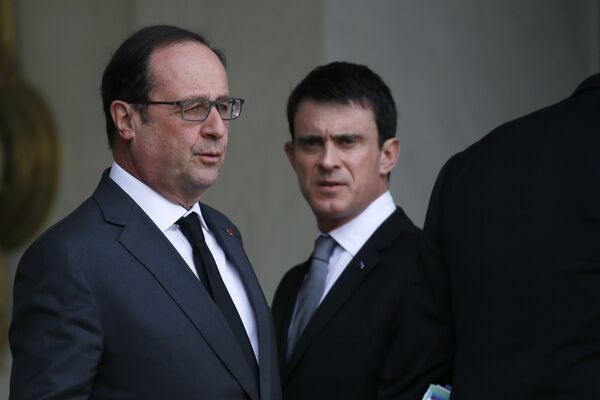 Президент Франции Франсуа Олланд и премьер-министр Мануэль Вальс в Париже после встречи по теракту в Брюсселе. - Sputnik Грузия