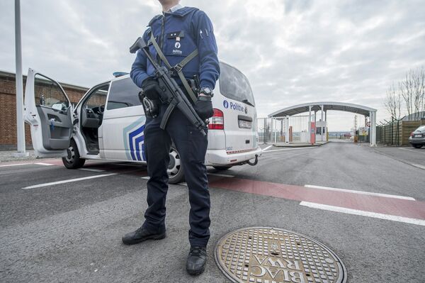 Сотрудник бельгийской полиции у въезда на территорию аэропорта Брюсселя. - Sputnik Грузия