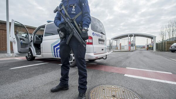 Сотрудник бельгийской полиции у въезда на территорию аэропорта Брюсселя - Sputnik Грузия
