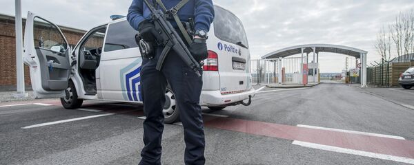 Сотрудник бельгийской полиции у въезда на территорию аэропорта Брюсселя - Sputnik Грузия