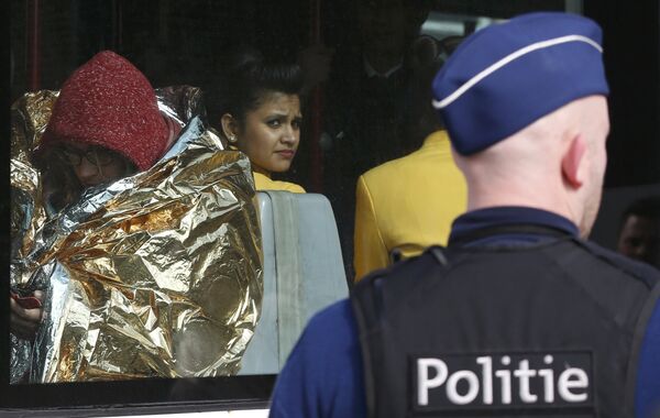 Люди, эвакуированные из аэропорта Брюсселя после взрыва. - Sputnik Грузия