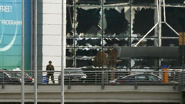 Сотрудник армии Бельгии у здания аэропорта Брюсселя после взрыва - Sputnik Грузия