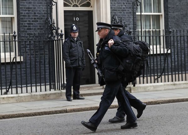 Вооруженная автоматическим оружием полиция Лондона патрулирует улицы города после взрывов в Брюсселе. - Sputnik Грузия