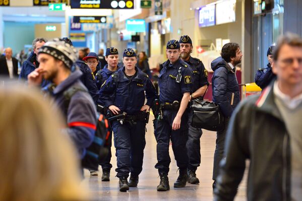 Шведская полиция патрулирует аэропорт Стокгольма после терактов в Брюсселе. - Sputnik Грузия