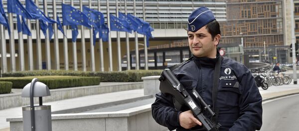 Сотрудник бельгийской полиции у здания Еврокомиссии в Брюсселе - Sputnik Грузия