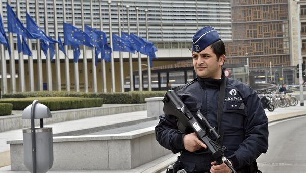 Сотрудник бельгийской полиции у здания Еврокомиссии в Брюсселе - Sputnik Грузия