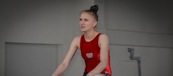 Люба Головина в спортивном зале перед началом тренировки - Sputnik Грузия