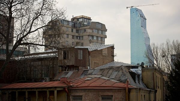 Строящийся небоскреб на фоне домов старого Тбилиси - Sputnik Грузия