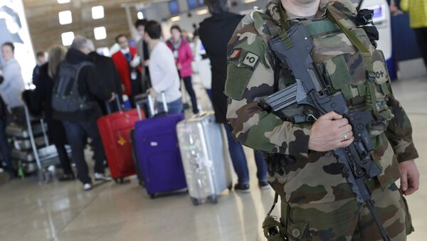 Французский солдат патрулирует международный аэропорт Шарль де Голля в Париже - Sputnik Грузия