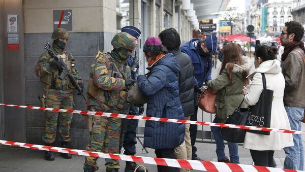 Солдаты бельгийской армии обыскивают в Брюсселе прохожих у входа в метро - Sputnik Грузия