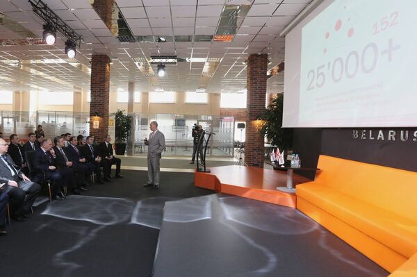 Грузинская делегация присутствует на презентации в Бизнес-инкубаторе Парка высоких технологий в Минске. - Sputnik Грузия