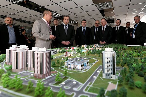 Георгий Квирикашвили и члены грузинской делегации осматривают Парк высоких технологий в Минске. - Sputnik Грузия