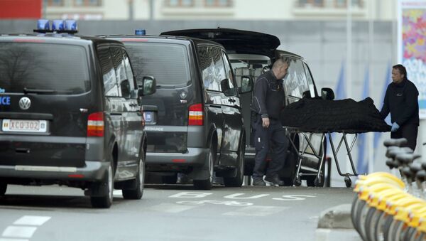 Тела погибших вывозят со станции метро Мальбек в Брюсселе после взрыва. - Sputnik Грузия