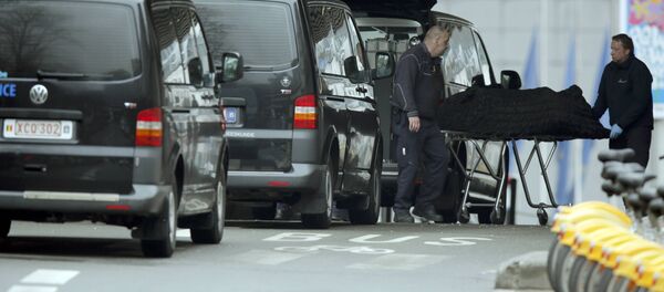 Тела погибших вывозят со станции метро Мальбек в Брюсселе после взрыва. - Sputnik Грузия