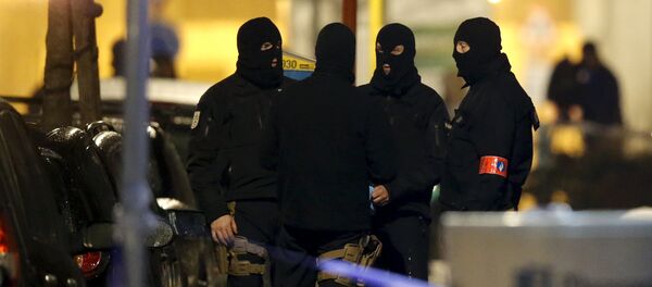 Сотрудники бельгийской полиции во время антитеррористической операции в Брюсселе - Sputnik Грузия