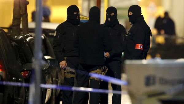 Сотрудники бельгийской полиции во время антитеррористической операции в Брюсселе - Sputnik Грузия