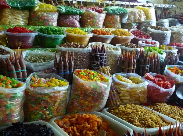 Чурчхела и сухофрукты на грузинском рынке - Sputnik Грузия