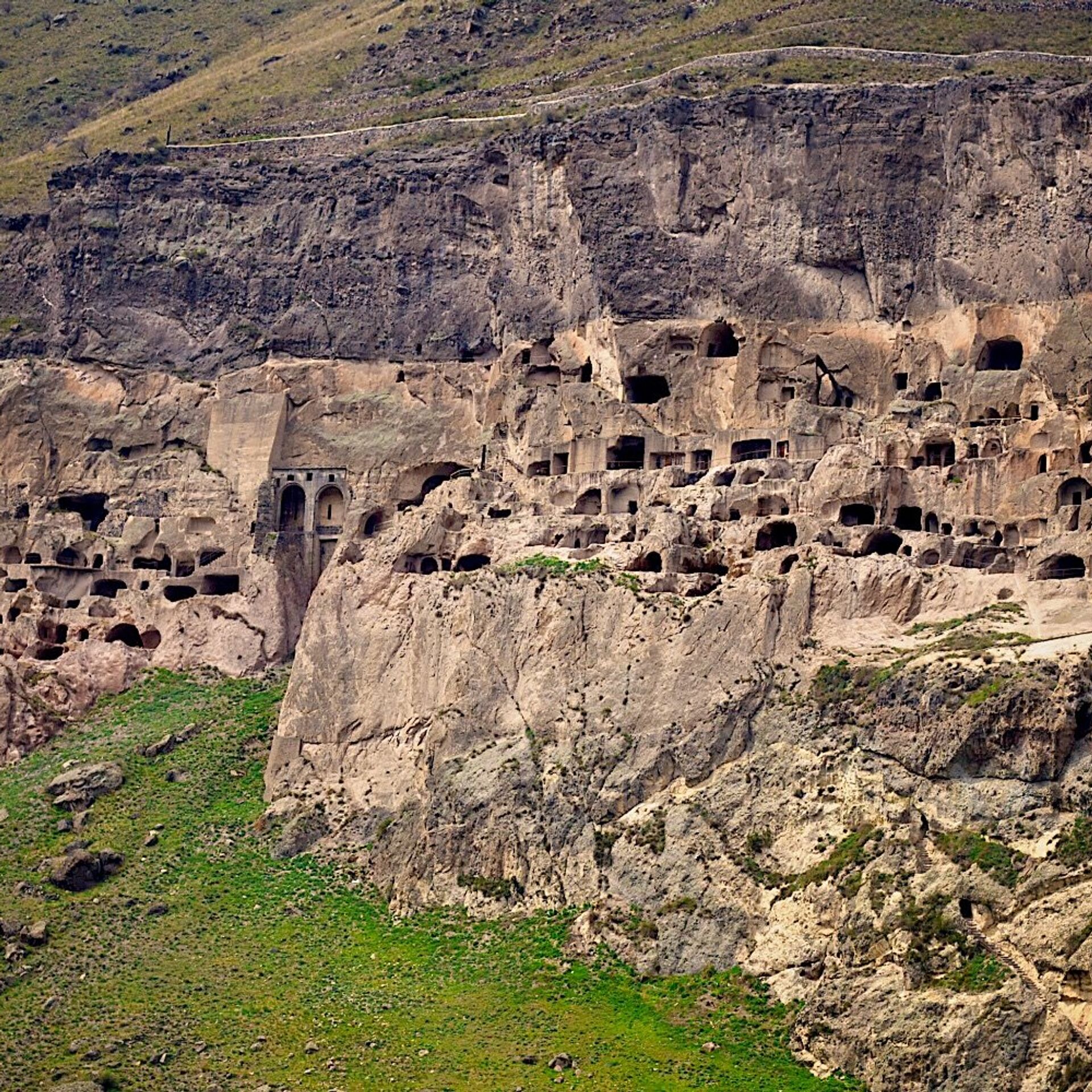 Город в скале грузия фото