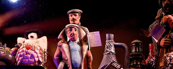 Герои фильма Мимино - на витрине винного магазина - Sputnik Грузия