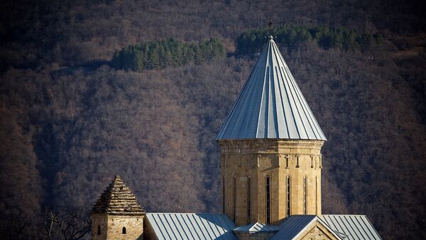 Православная церковь на территории крепости Ананури - Sputnik Грузия