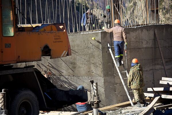 Рабочие во время строительных работ в Дарьяльском ущелье. Сегодня тут возводятся новые административные здания, восстанавливается инфраструктура. - Sputnik Грузия