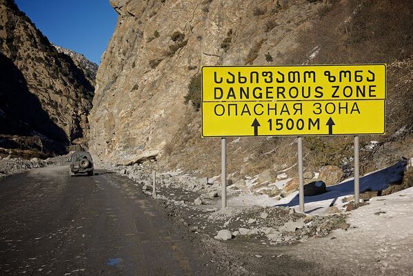 Предупреждающий баннер на въезде в ту часть Дарьяльского ущелья, которая пострадала от стихийного бедствия в 2014 году. - Sputnik Грузия