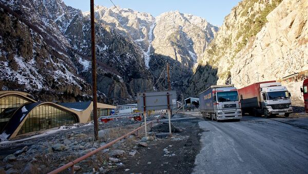 Грузовые автомашины, миновав грузино-российскую границу, едут по временной дороге в Дарьяльском ущелье. - Sputnik Грузия