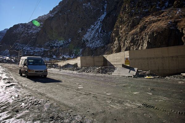 Временная дорога в Дарьяльском ущелье, действующая после стихийного бедствия. - Sputnik Грузия