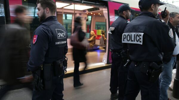 Полицейские и охранники патрулируют метро в Париже после терактов в Брюсселе. - Sputnik Грузия