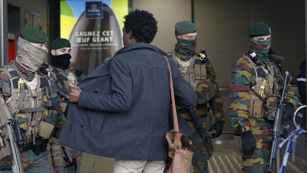 Военные досматривают людей у входа на станцию метро в Брюсселе. - Sputnik Грузия