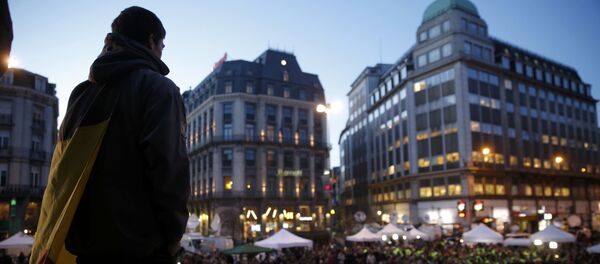 Люди несут цветы на площадь в центре Брюсселя в знак скорби по жертвам терактов. - Sputnik Грузия